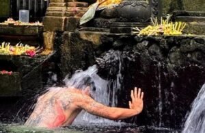 Legenda Dunia Zlatan Ibrahimovic Jalani Ritual Penyucian Diri di Pura Tirta Empul Zlatan Ibrahimović tengah menikmati waktu liburan di Bali dengan melakukan prosesi melukat di Tirta Empul. Liburan ke Bali, Zlatan Ibrahimović Melukat di Tirta Empul Sendirian, Dispar: Tidak Private
