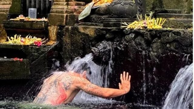 Zlatan Ibrahimović tengah menikmati waktu liburan di Bali dengan melakukan prosesi melukat di Tirta Empul. Liburan ke Bali, Zlatan Ibrahimović Melukat di Tirta Empul Sendirian, Dispar: Tidak Private Zlatan Ibrahimović tengah menikmati waktu liburan di Bali dengan melakukan prosesi melukat di Tirta Empul. Liburan ke Bali, Zlatan Ibrahimović Melukat di Tirta Empul Sendirian, Dispar: Tidak Private