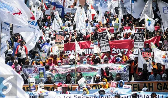 Ribuan buruh dari berbagai elemen melakukan longmarch menuju depan Istana Negara, Jakarta, Kamis (29/9). Dalam aksinya mereka menolak Tax Amnesty serta menaikan upah minumum provinsi (UMP) sebesar Rp650 ribu per bulan. (Liputan6.com/Faizal Fanani) Ribuan buruh dari berbagai elemen melakukan longmarch menuju depan Istana Negara, Jakarta, Kamis (29/9). Dalam aksinya mereka menolak Tax Amnesty serta menaikan upah minumum provinsi (UMP) sebesar Rp650 ribu per bulan. (Liputan6.com/Faizal Fanani)