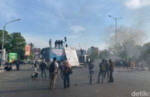 Mahasiswa Makassar Blokade Jalan, Tuntut Kapolri Mundur Usai Ojol Tewas Terlindas Rantis Brimob Demo mahasiswa tutup depan kampus UNM, Jalan AP Pettarani Makassar. Foto: (Sahrul Alim/detikSulsel)