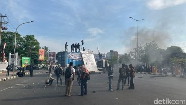 Demo mahasiswa tutup depan kampus UNM, Jalan AP Pettarani Makassar. Foto: (Sahrul Alim/detikSulsel)