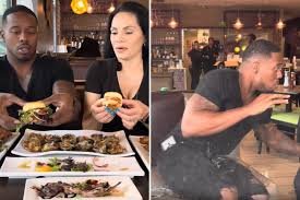 Dua influencer yang sedang syuting video ulasan makanan di dalam sebuah restoran Houston secara tidak sengaja menangkap momen menakutkan sebuah SUV menabrak dinding kaca di. Foto Tangkapan Layar Dua influencer yang sedang syuting video ulasan makanan di dalam sebuah restoran Houston secara tidak sengaja menangkap momen menakutkan sebuah SUV menabrak dinding kaca di. Foto Tangkapan Layar