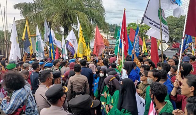 Demo mahasiswa di Samarinda, Kaltim.