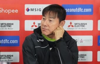 Dulu Dipuja, Kini Jadi Musuh: Shin Tae-yong Siap Hancurkan Indonesia U-23 Mantan pelatih Timnas Indonesia, Shin Tae-yong dalam konferensi pers jelang melawan Filipina di Piala AFF 2024. (c) Bola.net/Abdul Aziz