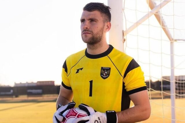 Maarten Paes mengenakan jersey kiper Timnas Indonesia yang baru buatan Erspo (c) Dok. ERSPO