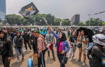 Ribuan Warga Demo di DPR, Media Asing Soroti Tunjangan DPR Rp50 Juta Foto: Massa demonstrasi masyarakat sipil bertajuk. Foto CNBC Indonesia