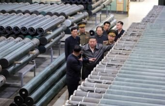 Terbongkar! Korea Utara Diduga Punya Pangkalan Nuklir Rahasia Dekat China Foto: Pemimpin Korea Utara Kim Jong Un mengunjungi sebuah pabrik yang memproduksi kerang dan mesin di lokasi yang tidak disebutkan di Korea Utara, dalam gambar yang dirilis pada 7 Mei 2025 oleh Kantor Berita Pusat Korea resmi Korea Utara. (via REUTERS/KCNA)