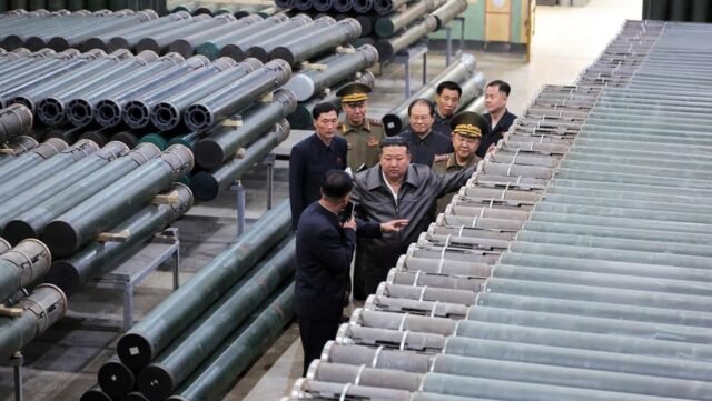 Foto: Pemimpin Korea Utara Kim Jong Un mengunjungi sebuah pabrik yang memproduksi kerang dan mesin di lokasi yang tidak disebutkan di Korea Utara, dalam gambar yang dirilis pada 7 Mei 2025 oleh Kantor Berita Pusat Korea resmi Korea Utara. (via REUTERS/KCNA) Foto: Pemimpin Korea Utara Kim Jong Un mengunjungi sebuah pabrik yang memproduksi kerang dan mesin di lokasi yang tidak disebutkan di Korea Utara, dalam gambar yang dirilis pada 7 Mei 2025 oleh Kantor Berita Pusat Korea resmi Korea Utara. (via REUTERS/KCNA)