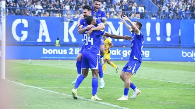 Selebrasi para pemain Persib Bandung setelah Ulliam Baros membobol gawang Semen Padang pada laga perdana BRI Super League 2025/2026 di Stadion Gelora Bandung Lautan Api, Bandung, Sabtu (9/8/2025) sore WIB. (Dok. Vidio Sports)