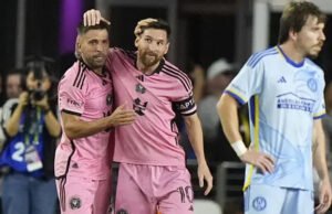 Luis Suarez Isyaratkan Pensiun di Inter Miami Bersama Messi Pemain Inter Miami, Jordi Alba (kiri) melakukan selebrasi bersama Lionel Messi setelah mencetak gol kemenangan timnya ke gawang Atlanta United pada laga leg pertama semifinal Wilayah Timur Piala Major League Soccer (MLS) Amerika yang berlangsung di Chase Stadium, Fort Lauderdale, Florida, Sabtu (26/10/2024) WIB. (AP Photo/Lynne Sladky)