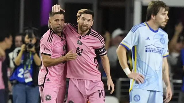 Pemain Inter Miami, Jordi Alba (kiri) melakukan selebrasi bersama Lionel Messi setelah mencetak gol kemenangan timnya ke gawang Atlanta United pada laga leg pertama semifinal Wilayah Timur Piala Major League Soccer (MLS) Amerika yang berlangsung di Chase Stadium, Fort Lauderdale, Florida, Sabtu (26/10/2024) WIB. (AP Photo/Lynne Sladky) Pemain Inter Miami, Jordi Alba (kiri) melakukan selebrasi bersama Lionel Messi setelah mencetak gol kemenangan timnya ke gawang Atlanta United pada laga leg pertama semifinal Wilayah Timur Piala Major League Soccer (MLS) Amerika yang berlangsung di Chase Stadium, Fort Lauderdale, Florida, Sabtu (26/10/2024) WIB. (AP Photo/Lynne Sladky)