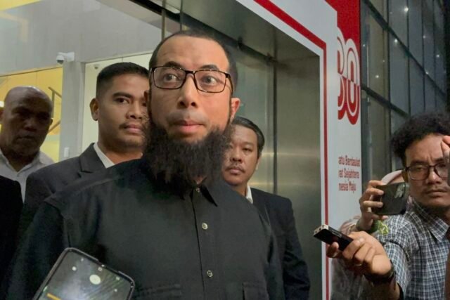 Direktur/Pemilik PT Zahra Oto Mandiri (Uhud Tour) Ustaz Khalid Zeed Abdullah Basalamah telah rampung diperiksa Komisi Pemberantasan Korupsi (KPK) di Gedung Merah Putih, Jakarta, Selasa (9/9/2025).(KOMPAS.com/HARYANTI PUSPA SARI ) Direktur/Pemilik PT Zahra Oto Mandiri (Uhud Tour) Ustaz Khalid Zeed Abdullah Basalamah telah rampung diperiksa Komisi Pemberantasan Korupsi (KPK) di Gedung Merah Putih, Jakarta, Selasa (9/9/2025).(KOMPAS.com/HARYANTI PUSPA SARI )
