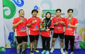 Pemprov Kalsel Juara, FWE Kalsel Runner-Up di Kejuaraan Bulutangkis Piala Wali Kota Banjarmasin 2025 GONDOL PIALA - Tim FWE Kalsel menggondol Piala Wali Kota Banjarmasin Kejuaraan Bulutangkis Piala Wali Kota Banjarmasin 2025 di GOR Adenia, Minggu (28/9/2025).