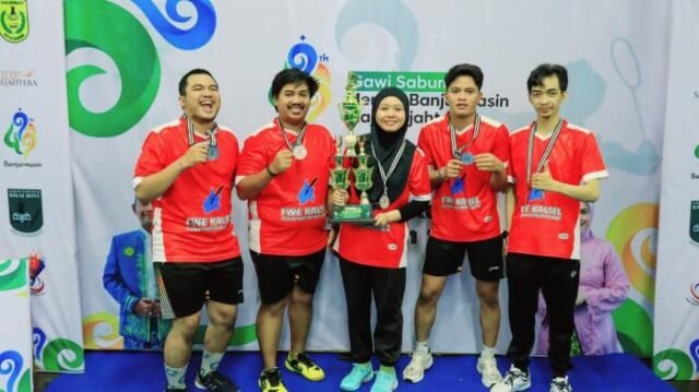 GONDOL PIALA - Tim FWE Kalsel menggondol Piala Wali Kota Banjarmasin Kejuaraan Bulutangkis Piala Wali Kota Banjarmasin 2025 di GOR Adenia, Minggu (28/9/2025). GONDOL PIALA - Tim FWE Kalsel menggondol Piala Wali Kota Banjarmasin Kejuaraan Bulutangkis Piala Wali Kota Banjarmasin 2025 di GOR Adenia, Minggu (28/9/2025).