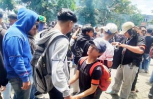 Mahasiswa di Banjarmasin Lakukan Sweeping Peserta Demo untuk Cegah Penyusup Mahasiswa saat memeriksa barang bawaan peserta demo guna mencegah penyusup di Gedung DPRD Provinsi Kalimantan Selatan, Banjarmasin, Senin (1/9/2025). (ANTARA/Firman)