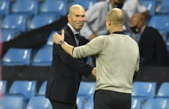 Siapa Pelatih Terbaik Sepanjang Masa? Zidane Pilih Pep, Guardiola Pilih Ferguson! Pelatih Real Madrid, Zinedine Zidane, berjabat tangan dengan Manajer Manchester City, Pep Guardiola, usai laga leg kedua babak 16 besar Liga Champions di Etihad Stadium, Sabtu (8/8/2020) dini hari WIB.(Peter Powell / Foto Pool via AP)