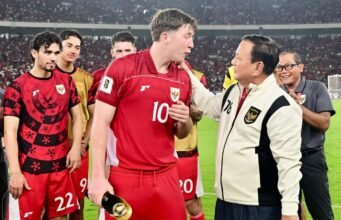 Prabowo Sudah Kucurkan Rp665 Miliar, tapi Timnas Indonesia Tetap Gagal ke Piala Dunia 2026! Presiden Prabowo Subianto memberikan apresiasi atas perjuangan tim nasional sepak bola Indonesia usai menyaksikan langsung pertandingan melawan Bahrain, Selasa (25/03/2025). Foto Dok Istimewa