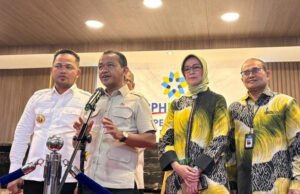 Menteri ESDM Pastikan Pasokan BBM Aman Pasca Kebakaran Kilang Dumai Foto: Menteri ESDM Bahlil Lahadalia meluncurkan logo baru BPH Migas di Gedung BPH Migas, Jakarta, Kamis (02/10/2025). (CNBC Indonesia/Firda Dwi Muliawati)