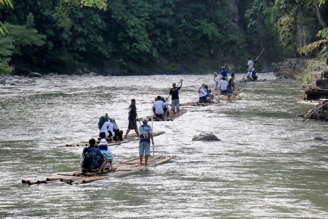 Sejumlah wisatawan lokal menikmati keindahan alam Loksado menggunakan bambu rakit menyusuri sungai Amandit Kabupaten Hulu Sungai Selatan. Foto Dok Net Sejumlah wisatawan lokal menikmati keindahan alam Loksado menggunakan bambu rakit menyusuri sungai Amandit Kabupaten Hulu Sungai Selatan. Foto Dok Net