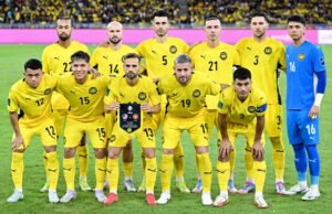 FIFA Bongkar Dokumen Palsu FAM, Tujuh Pemain Naturalisasi Malaysia Terancam Sanksi Berat Pemain Malaysia berpose sebelum pertandingan kualifikasi Piala Asia AFC Grup F antara Malaysia dan Vietnam di Stadion Nasional Bukit Jalil, Kuala Lumpur, pada 10 Juni 2025. (Mohd RASFAN/AFP)