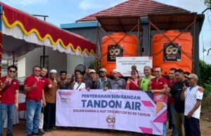 Rayakan 60 Tahun, PT Trio Motor Salurkan Bantuan Tandon Air untuk Warga Desa Pasar Kamis BANTUAN: PT Trio Motor salurkan bantuan tandon air kepada masyarakat di Tatah Amuntai Permai - Foto Dok Istimewa