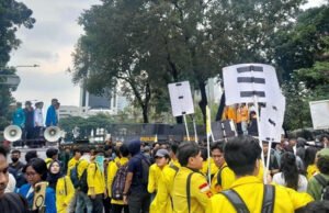 Demo Setahun Pemerintahan Prabowo-Gibran, Puluhan Mahasiswa Geruduk Patung Kuda Jakarta Puluhan mahasiswa dari beberapa kampus mulai berdatangan ke Jalan Medan Merdeka Selatan, Jakarta Pusat. (CNN Indonesia/Yogi Anugrah).