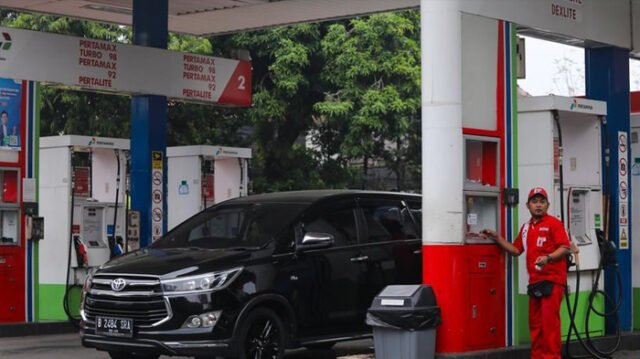 Foto: Suasana Stasiun Pengisian Bahan Bakar Umum (SPBU) Pertamina di kawasan Warung Jati Barat, Jakarta, Sabtu (1/6/2024). (CNBC Indonesia/Faisal Rahman) Foto: Suasana Stasiun Pengisian Bahan Bakar Umum (SPBU) Pertamina di kawasan Warung Jati Barat, Jakarta, Sabtu (1/6/2024). (CNBC Indonesia/Faisal Rahman)