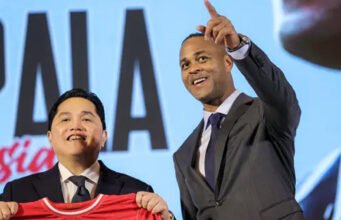 Patrick Kluivert Bertanggung Jawab atas Gagalnya Timnas Indonesia ke Piala Dunia 2026: “Kami Sudah Letakkan Fondasi” Ketua PSSI, Erick Thohir, dan pelatih anyar Timnas Indonesia, Patrick Kluivert, dalam sesi konfrensi pers di Hotel Mulia, Jakarta, Minggu (12/1/2025) sore WIB. (Bola.com/Bagaskara Lazuardi)