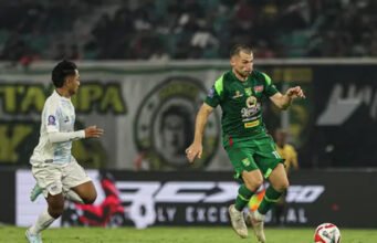 Mihailo Perovic Akui Liga Indonesia Berat, Siap Bangkit Bersama Persebaya Aksi pemain Persebaya Surabaya, Mihailo Perovic saat bertanding melawan PSIM Yogyakarta pada BRI Super League 2025/2026 di Stadion Gelora Bung Tomo, Surabaya, Jumat (8/8/2025). (Bola.com/Abdul Aziz)