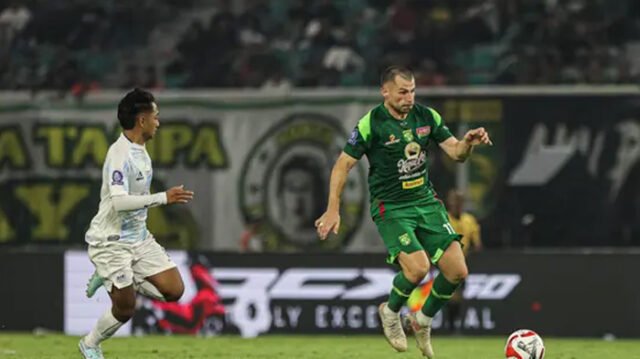 Aksi pemain Persebaya Surabaya, Mihailo Perovic saat bertanding melawan PSIM Yogyakarta pada BRI Super League 2025/2026 di Stadion Gelora Bung Tomo, Surabaya, Jumat (8/8/2025). (Bola.com/Abdul Aziz) Aksi pemain Persebaya Surabaya, Mihailo Perovic saat bertanding melawan PSIM Yogyakarta pada BRI Super League 2025/2026 di Stadion Gelora Bung Tomo, Surabaya, Jumat (8/8/2025). (Bola.com/Abdul Aziz)