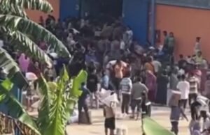 Detik-Detik Warga Geruduk Gudang Bulog Sarudik, Aksi Penjarahan Usai Banjir Sibolga Viral! Detik-Detik Gudang Bulog Sibolga Dijarah Massa