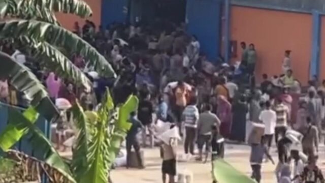 Detik-Detik Gudang Bulog Sibolga Dijarah Massa