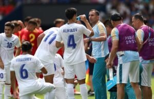 Timur Kapadze Masuk Bursa Pelatih Timnas Indonesia, Pengamat Malaysia: “Belum Tentu Cocok” Timur Kapadze saat masih melatih Timnas Uzbekistan. (FRANCK FIFE / AFP)