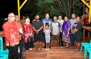 Menkes Wajibkan RS Terima Pasien Gawat Darurat Tanpa KTP, Gubernur Papua Minta Maaf atas Tragedi Irene Sokoy Gubernur Papua, Mathius D Fakhiri didampingi sang istri Eva Fakhiri saat bertemu dengan keluarga dari Irine Sokoy di Kampung Hobong, Papua, pada Jumat (21/11/2025) malam. (KOMPAS.com/FINDI RAKMENI)