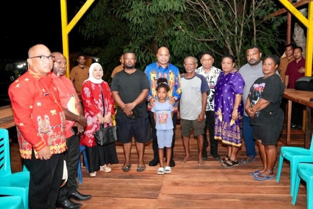 Gubernur Papua, Mathius D Fakhiri didampingi sang istri Eva Fakhiri saat bertemu dengan keluarga dari Irine Sokoy di Kampung Hobong, Papua, pada Jumat (21/11/2025) malam. (KOMPAS.com/FINDI RAKMENI)