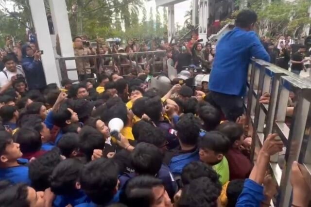 Ratusan mahasiswa di Banjarmasin berusaha mendobrak pagar DPRD Kalsel dalam unjuk rasa tolak pengesahan KUHAP, Senin (24/11/2025).