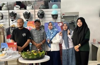 Honda 2 Naga Serahkan Hadiah Umroh Berpasangan kepada Pemenang Undian Berkah dari Honda Honda 2 Naga Serahkan Hadiah Umroh Berpasangan kepada Pemenang Undian Berkah dari Honda. Foto Dok Istimewa