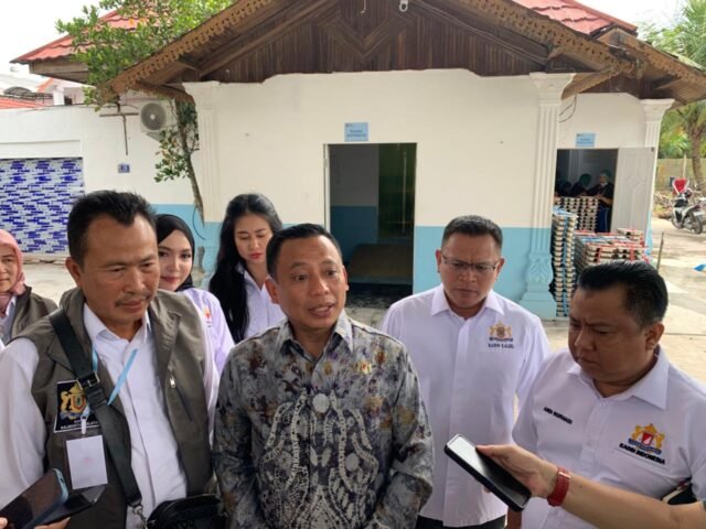 Wakil Ketua Umum Kadin Indonesia Korwil Kalimantan, Andi Yuslim Patawari memberikan keterangan kepada wartawan usai melaksanakan kunjungan kerja ke Satuan Pelayanan Pemenuhan Gizi (SPPG) di Belitung Selatan, Banjarmasin – Foto Ist