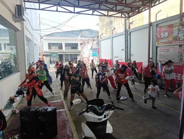 Zumba Party Honda Teladan Baru Meriahkan Showroom. Foto Dok Istimewa