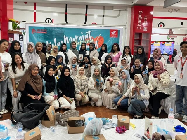 Trio Motor Sampit Ajak Masyarakat Asah Kreativitas Merajut. Foto Dok Istimewa