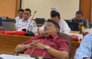 Video Dirut Perumda Tirta Patriot tampak tertidur saat rapat DPRD Bekasi viral Direktur Utama (Dirut) Perumda Tirta Patriot, Ali Imam Faryadi, tampak tertidur di dalam sebuah ruangan. FOTO: TANGKAPAN LAYAR VIDEO