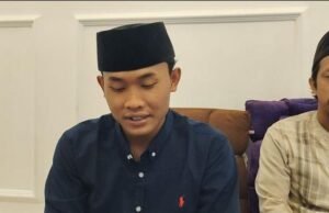 Viral Ciumi Anak di Panggung, Gus Elham Yahya Al-Maliki Akhirnya Buka Suara dan Minta Maaf Gus Elham saat minta maaf usai viral aksinya mencium anak kecil di atas panggung (Foto: Tangkapan layar)