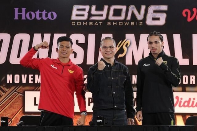Petarung mengikuti jumpa pers Byon Combat Showbiz Vol. 6 di Tennis Indoor, Senayan, Jumat (21/11/2025). (c) Bola.net/M Iqbal Ichsan
