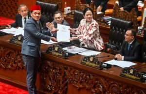 RKUHAP Resmi Disahkan DPR, 242 Anggota Hadir dalam Paripurna Ketua DPR Puan Maharani (kedua kanan) didampingi Wakil Ketua DPR Sufmi Dasco Ahmad (kanan), Adies Kadir (ketiga kiri) dan Saan Mustopa (kiri) menerima laporan hasil pembahasan dari Ketua Komisi III DPR Habiburokhman (kedua kiri) pada Rapat Paripurna ke-8 DPR RI Masa Persidangan II Tahun Sidang 205-2026 di Kompleks Parlemen, Senayan, Jakarta, Selasa (18/11/2025).