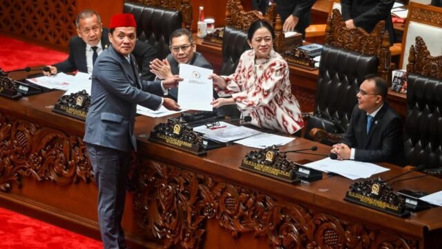Ketua DPR Puan Maharani (kedua kanan) didampingi Wakil Ketua DPR Sufmi Dasco Ahmad (kanan), Adies Kadir (ketiga kiri) dan Saan Mustopa (kiri) menerima laporan hasil pembahasan dari Ketua Komisi III DPR Habiburokhman (kedua kiri) pada Rapat Paripurna ke-8 DPR RI Masa Persidangan II Tahun Sidang 205-2026 di Kompleks Parlemen, Senayan, Jakarta, Selasa (18/11/2025).