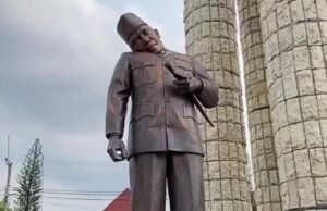 Patung Soekarno di Alun-alun Indramayu Rusak Tertimpa Tenda, Pemerintah Daerah Mulai Bongkar untuk Perbaikan Foto: Tangkapan layar video viral