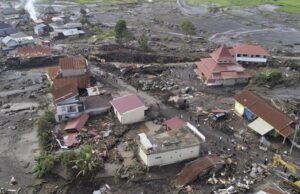 Pemerintah meluncurkan operasi modifikasi cuaca dan mengirim bantuan besar-besaran untuk menangani banjir di Sumatra dan Aceh Banjir bandang menerjang sejumlah daerah di Sumatera Barat. Sejumlah rumah hancur hingga korban terus bertambah | (Foto: AP Photo/Sutan Malik Kayo)
