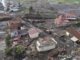 Pemerintah meluncurkan operasi modifikasi cuaca dan mengirim bantuan besar-besaran untuk menangani banjir di Sumatra dan Aceh Banjir bandang menerjang sejumlah daerah di Sumatera Barat. Sejumlah rumah hancur hingga korban terus bertambah | (Foto: AP Photo/Sutan Malik Kayo)