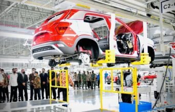 Hyundai Lirik Proyek Mobil Nasional Indonesia, Era Baru Otomotif Prabowo Dimulai! Foto: Presiden Joko Widodo meluncurkan mobil listrik pertama yang dirakit di Indonesia dalam kunjungan kerjanya ke pabrik PT Hyundai Motor Manufacturing Indonesia di Kabupaten Bekasi, Provinsi Jawa Barat, pada Rabu, 16 Maret 2022. (Biro Pers Sekretariat Presiden)