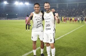 Gol Rizky Ridho Masuk Nominasi Puskas Award 2025, FIFA Rilis 11 Gol Terbaik Musim Lalu Rizky Ridho (kiri) berfoto bersama Jordi Amat. Foto: Dok. Persija